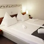 Zur Burg Sternberg Отель Extertal