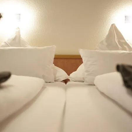 Zur Burg Sternberg Hotel